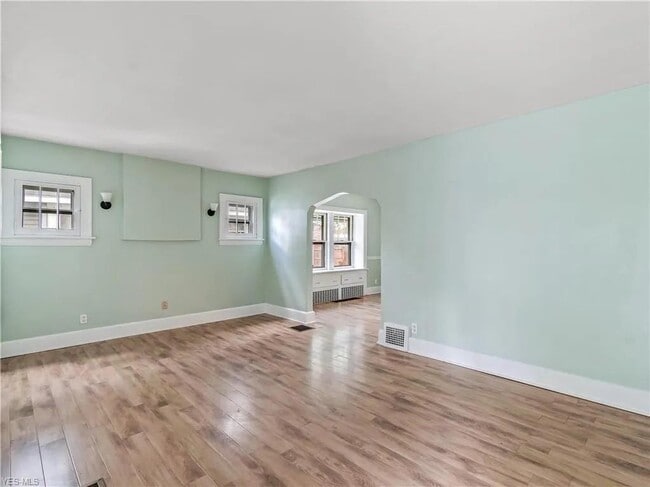 Building Photo - 47 E Mapledale Ave