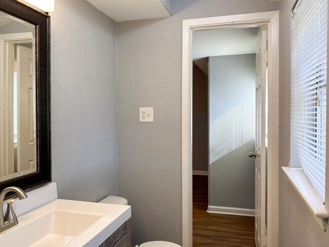 Building Photo - 3 Bedroom / 2 Bath