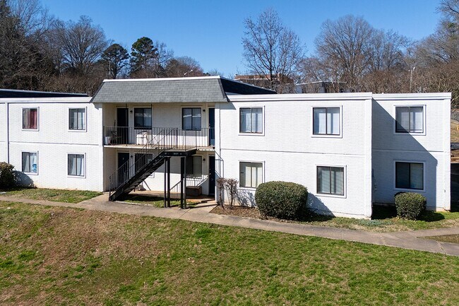 Building Photo - Spacious, affordable two bedroom townhouse just minutes from shopping and dining in Gastonia!