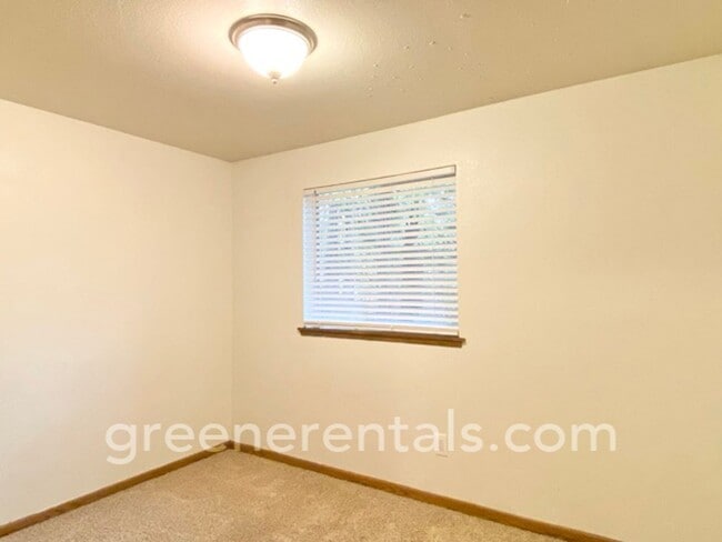 Building Photo - Quaint 2BR 1.5BA Condo in the Vineyards
