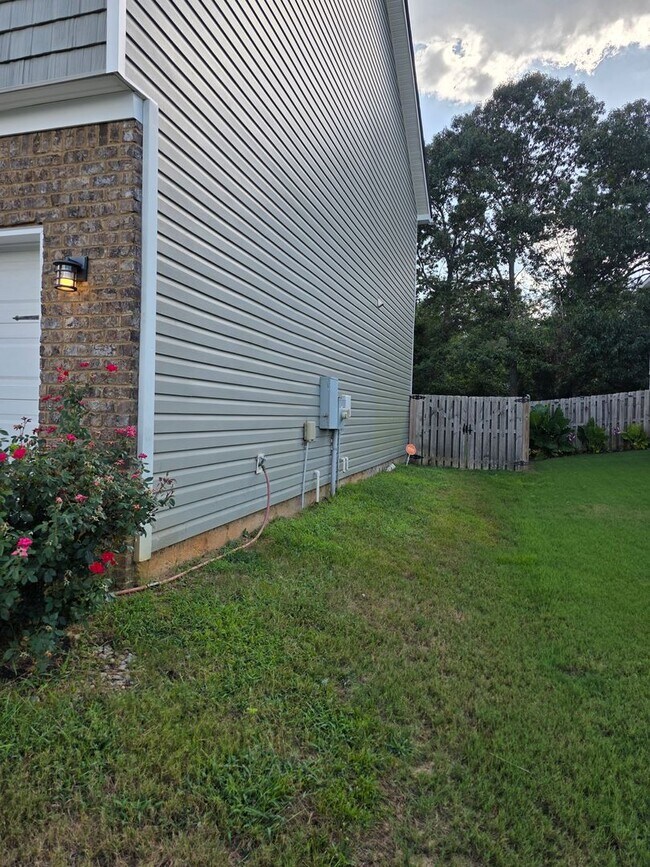 Building Photo - 2 Story 5 BR