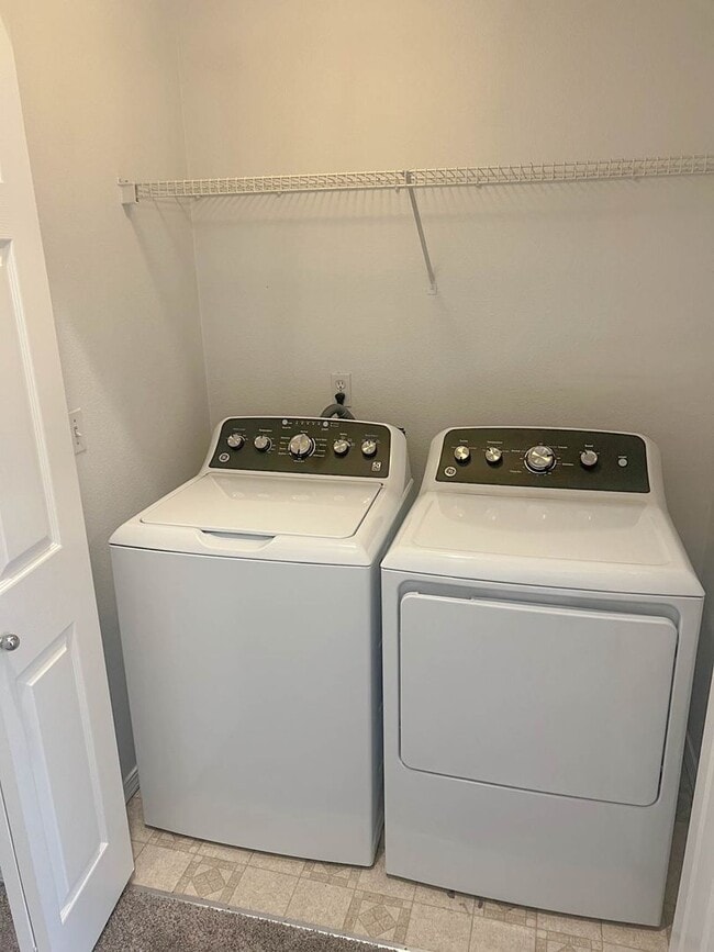 Building Photo - Beautiful West Linn Home in a Quiet, Desirable Neighborhood