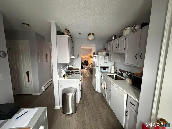 Building Photo - 678 Savin Ave