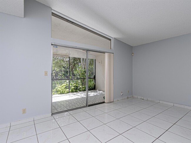 Building Photo - 556 Woodgate Cir
