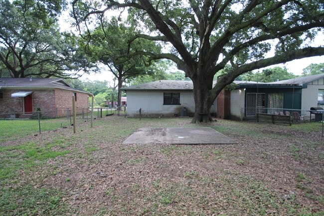 Building Photo - 2BR/1BA Pet-Friendly Duplex in SW Pensacol...