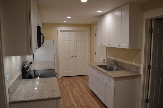 Building Photo - Luxurious 4-Bedroom Home with Mother-in-Law Suite