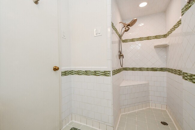 Building Photo - 5015 Grape St