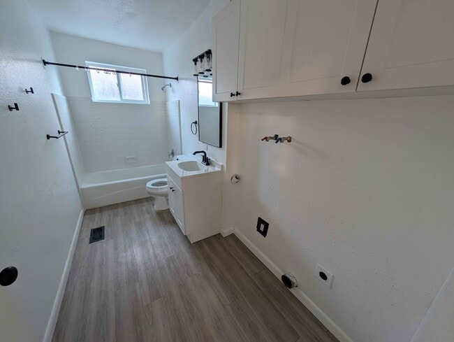 Building Photo - Park Creeke Apartments