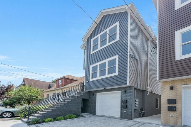 Building Photo - 275 Pearsall Ave