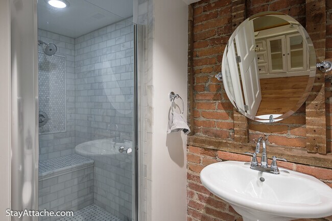 Building Photo - 2027 O Street NW Unit 1