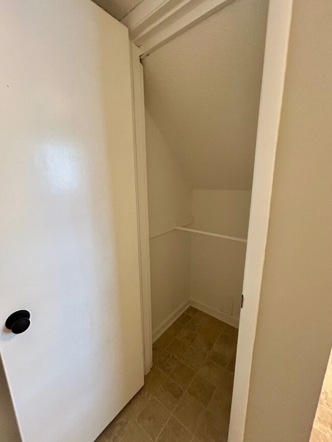 Building Photo - 1 Robin Ct