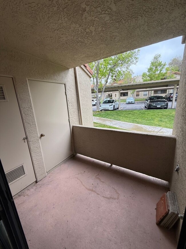 Building Photo - 1 Bed, 1 Bath Condo - Fireplace + Private ...