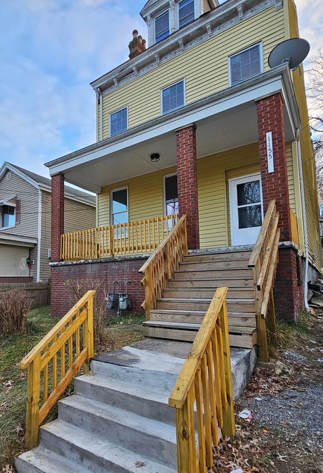 Building Photo - Newly updates 3 bedroom 1 bath apartment f...