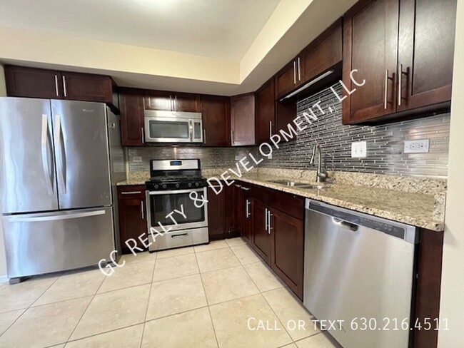 Building Photo - ** 3 BEDROOM / 2.5 BATH / END UNIT / SS AP...