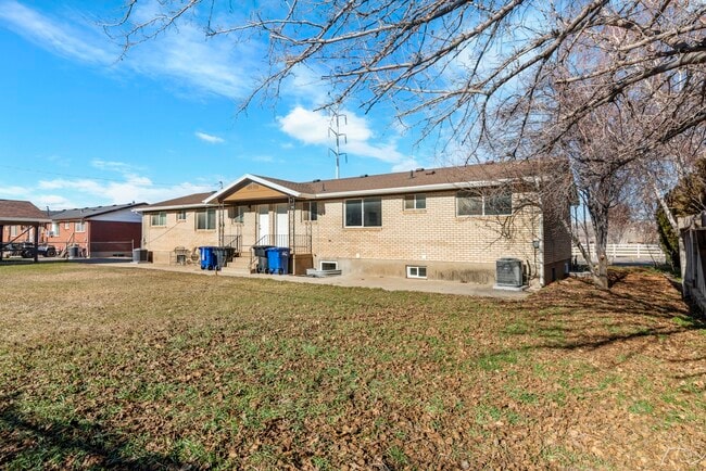 Building Photo - 1335 E Lester Dr