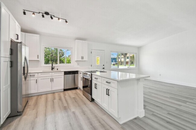 Building Photo - 695 Sunset Dr