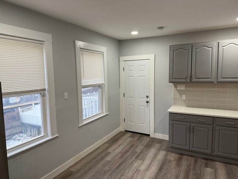 Building Photo - 16 Astoria St