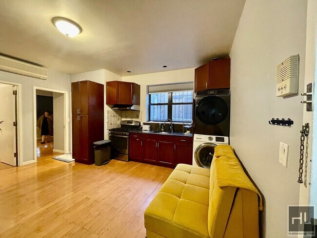 Building Photo - Prime Location!!! Spacious 1 bedroom with ...