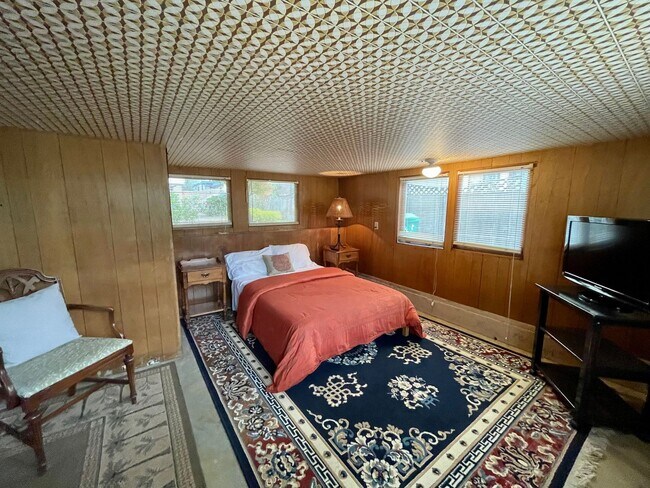 Building Photo - Pacific Grove Historical 3 Bed 2 Bath