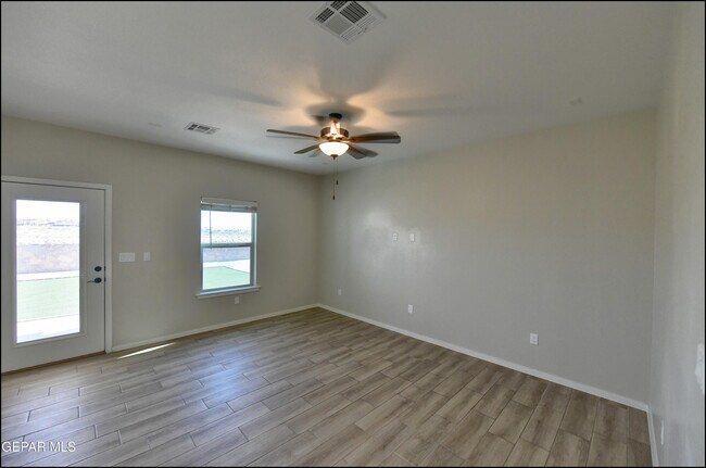 Building Photo - 516 Logwood Ave