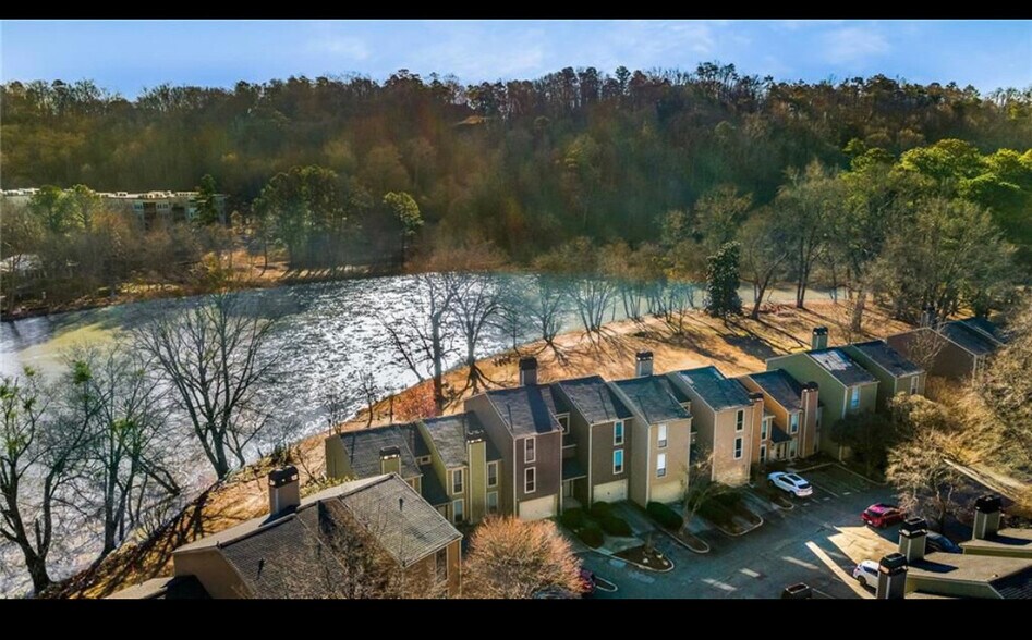 Building Photo - 1119 Riverbend Club Dr SE