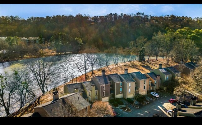 Building Photo - 1119 Riverbend Club Dr SE