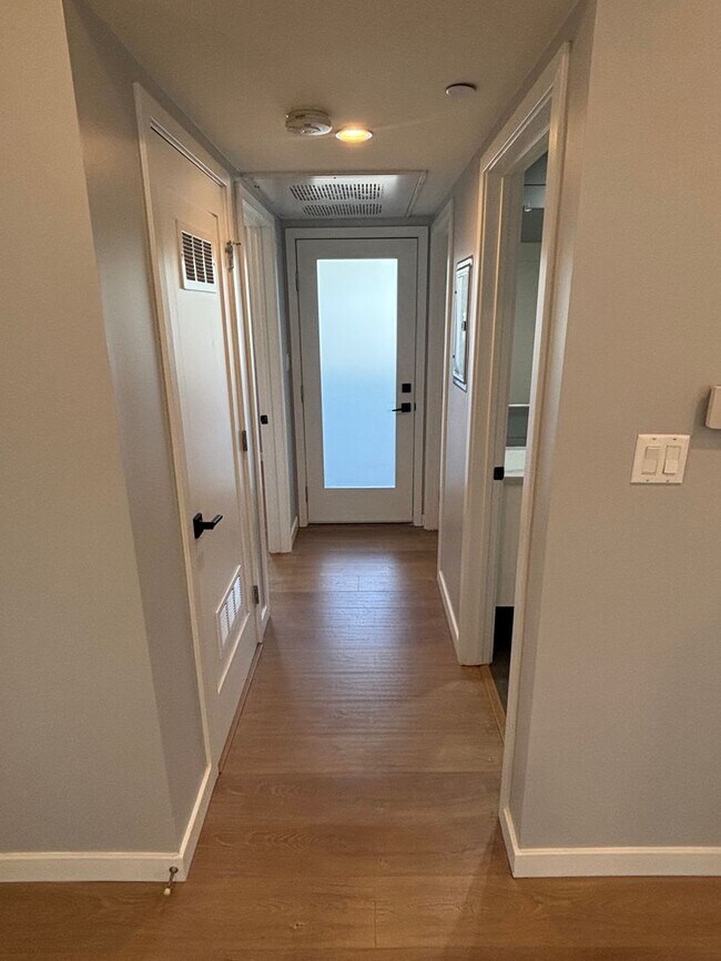 Building Photo - Beautiful 2 bed 1 bath modern apartment in...