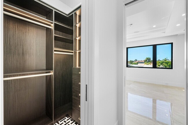 Building Photo - 2650 NE 48th Ct