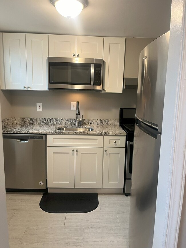 Building Photo - 2430 Iverson St