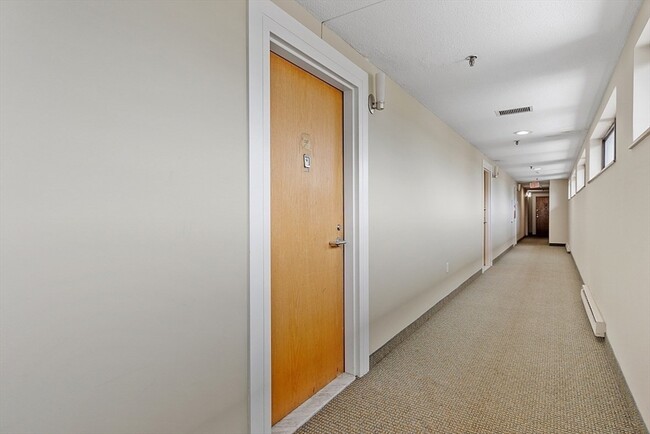 Building Photo - 147 Kelton St
