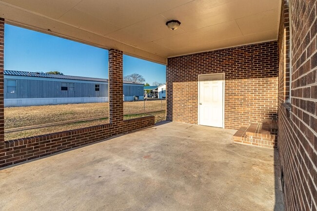 Building Photo - Adorable Brick Ranch 3 BR | 1.5 BA in Goldsboro