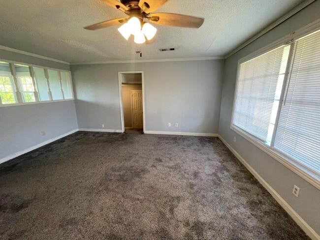 Building Photo - 2 bed garage conversion adding a flex room, full size washer connections.