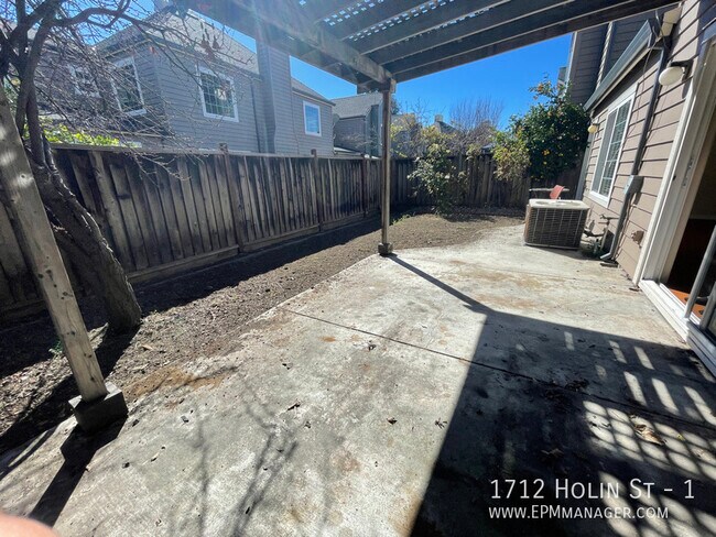 Building Photo - 1712 Holin St