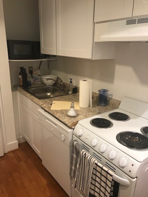 Kitchen - 206 E St NE