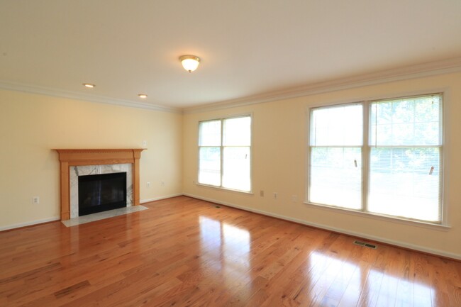 Building Photo - 5 BD + 3.5 Bath Bright & Beautiful Colonia...