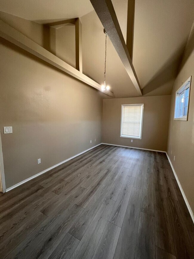 Building Photo - 274.5 Hathway Alley