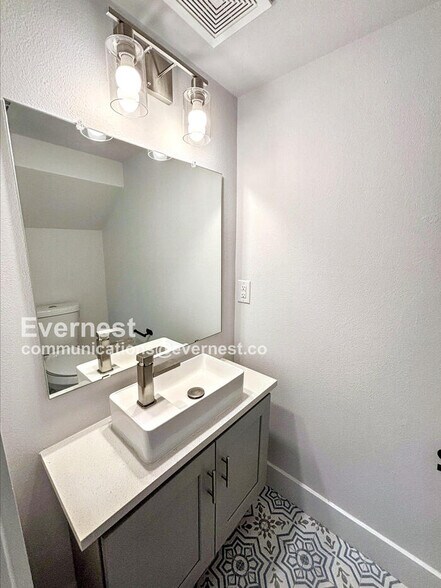 Building Photo - 3804 Southway Dr