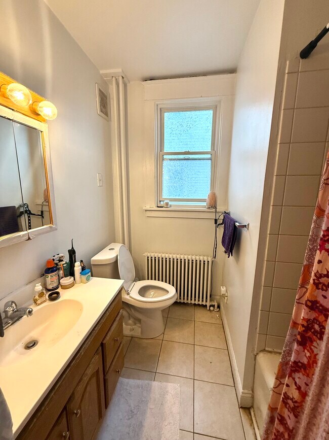 Building Photo - 876 Warren St