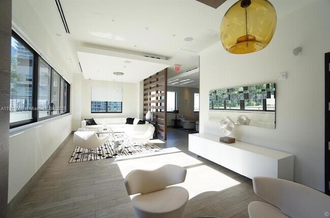 Building Photo - 999 SW 1st Ave