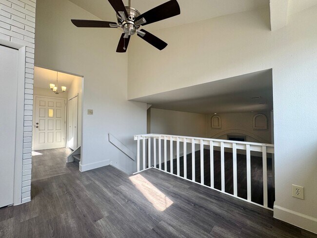 Building Photo - Beautiful 5 bedroom 2.5 bathroom home available NOW!!!