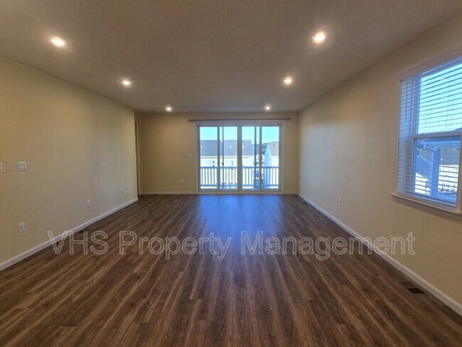 Building Photo - 754 Round Hill Rd