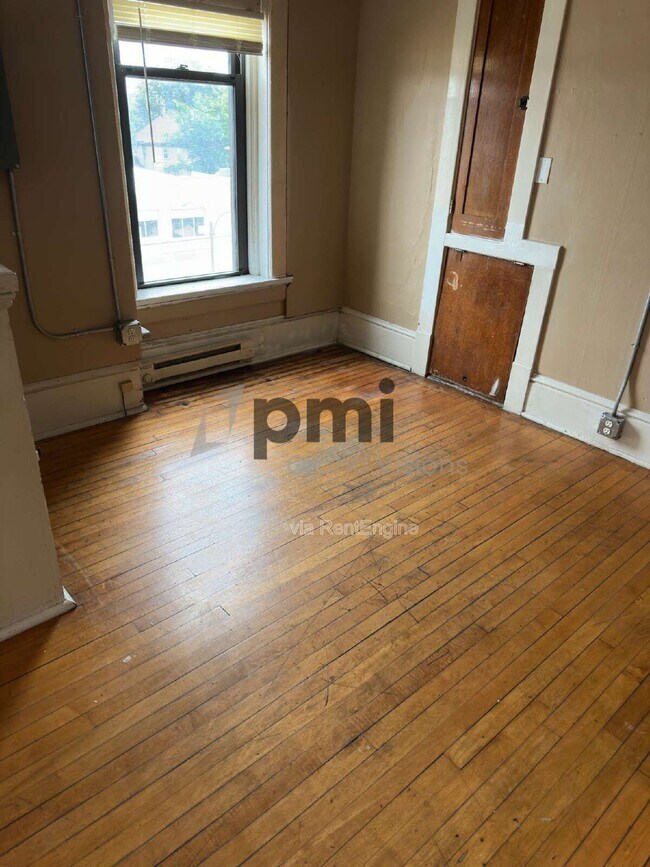 Building Photo - 601 Monroe Ave