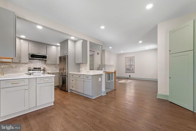 Building Photo - 6107 44th Ave