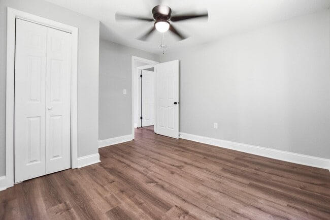 Building Photo - Pet Friendly Two Bedroom!