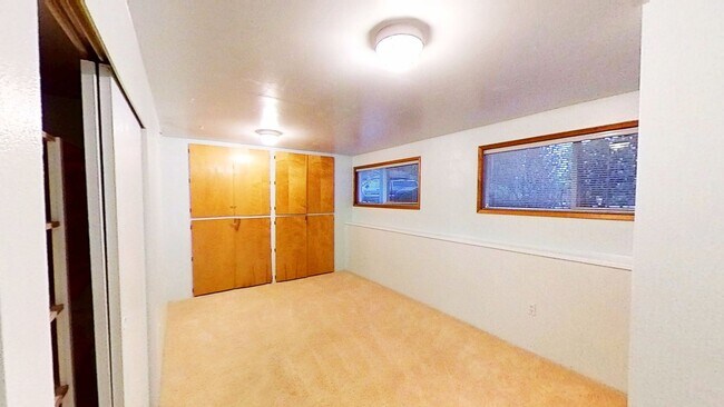 Building Photo - Beautiful Home with 4 Bedrooms and 2 Bathrooms Available in September!