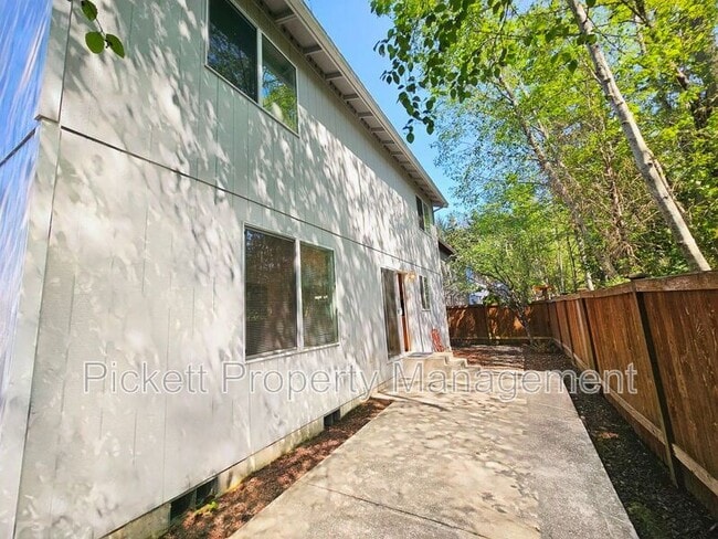 Building Photo - 5715 Gateway Ln NE