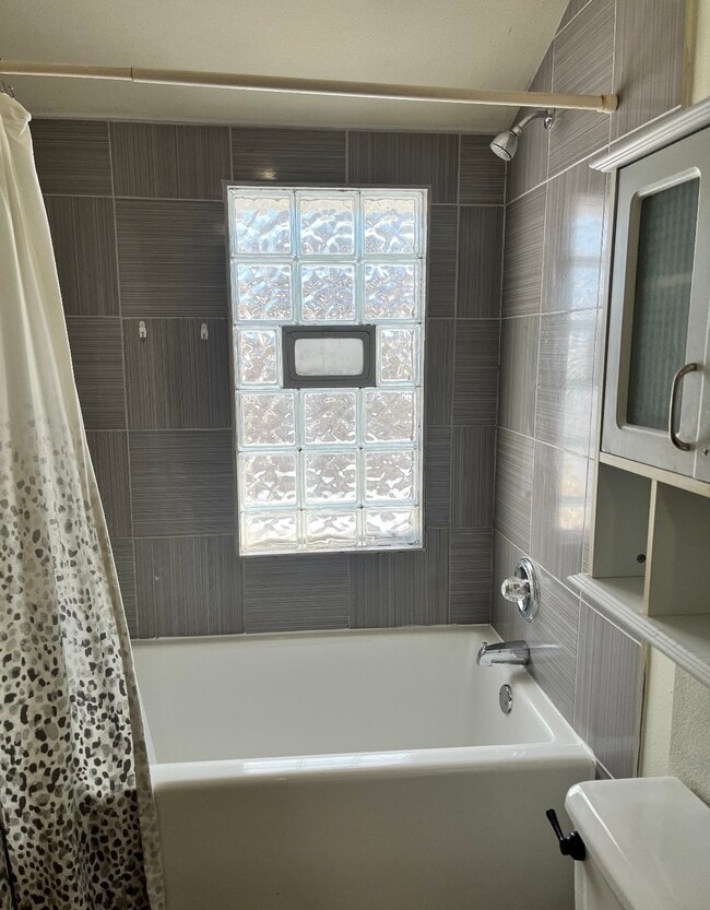 Building Photo - 412 S 73rd St