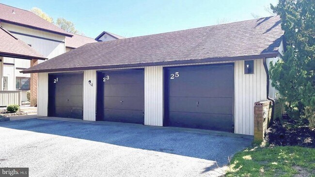 Building Photo - 25 Village Dr