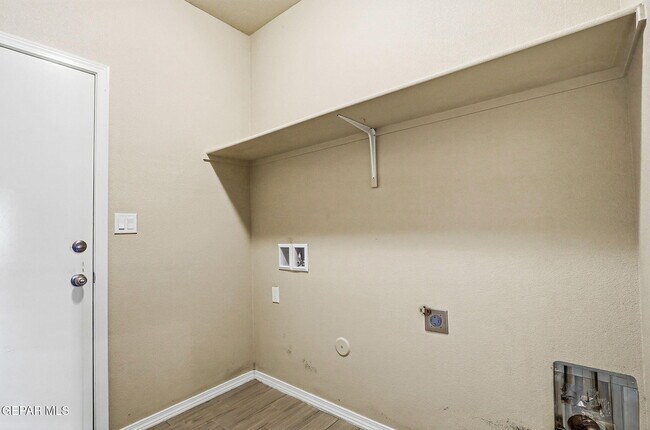 Building Photo - 7533 Red Cedar Dr