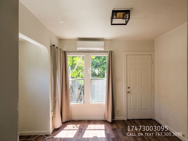 Building Photo - Charming 1-BR in Silverlake, w/ Parking!